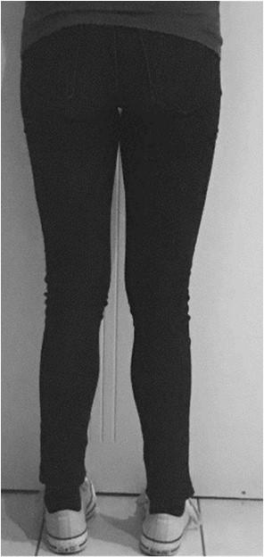 Het uniform Het uniform bestaat uit: Voor meisjes: de voorgeschreven rok in Schotse ruit; lengte van de rok: knielengte of langer; korter dan 10 cm boven de knie is niet toegelaten; maximum 10 cm