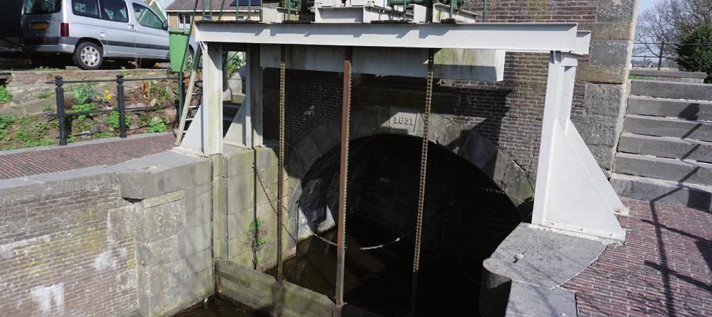 puntdeuren aan de binnenzijde aan de Nauernase Vaart.