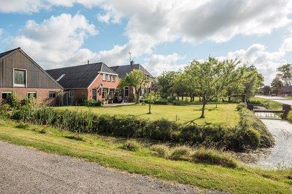 Het geheel is gelegen op een ruim perceel van 8120 m2. Naast de boerderij ligt een perceel weiland van 4730 m2, in overleg is er de mogelijk om ook dit perceel te kopen.