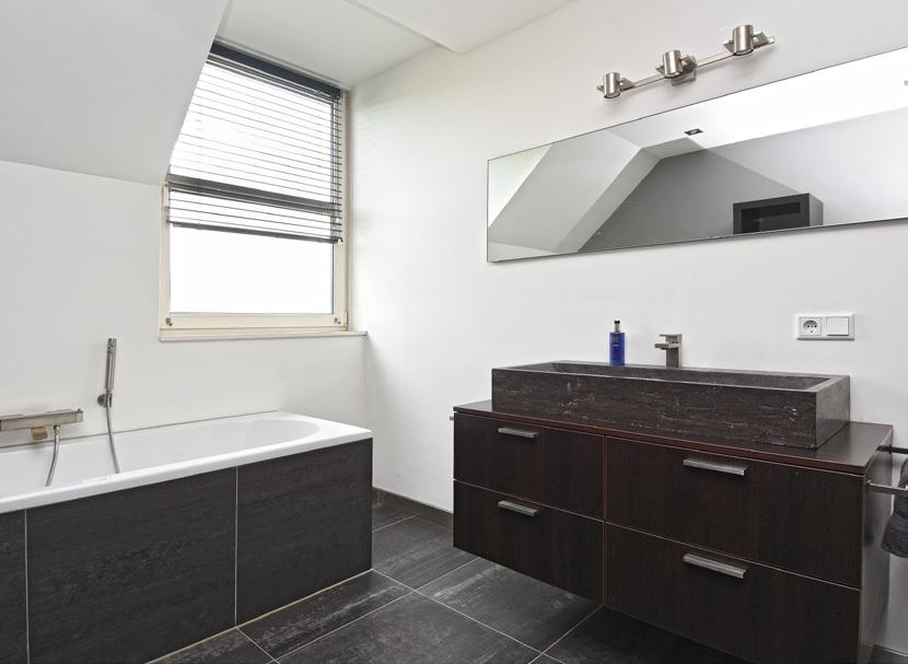 Badkamer Moderne luxe badkamer met een ligbad, inloopdouche, grote vaste