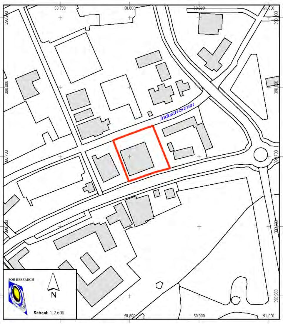 Afbeelding 4. De ligging van het plangebied (rood omkaderd), geprojecteerd op een uitsnede van de GBKN. De bestaande bebouwing is grijs weergegeven.