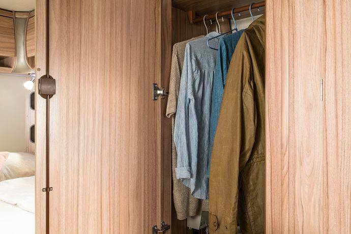 Veel plaats voor kleding Panoramische dakluiken De ruime kledingkast biedt vele mogelijkheden om kleding in op te bergen. Ook de vloer van de kledingkast kan optimaal worden gebruikt, voor bijv.