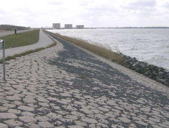 4.1.5 Deelgebied 5 en 6: Eilanden tot IJmeerdijk en Landdeel Almere Poort Vanaf de eilanden kruist het tracé in oostelijke richting de vaargeul voor