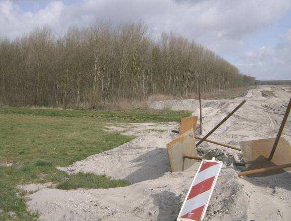 6 en Foto s 4.4 A en B). Het IJmeer heeft hier een stortstenen oever met wat riet. Het eindpunt, van het tracé is het warmteoverdrachtstation.