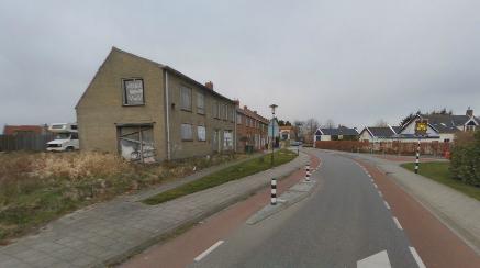 Het pand Onder de Molen 9 in Oud-Vossemeer staat aan de doorgaande weg staat aan de N656 tussen Tholen en Sint-Philipsland. De locatie van het pand vormt de entree van Oud-Vossemeer.