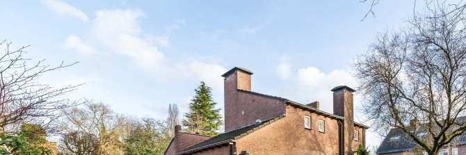 Veldhoven (Heikant-Oost) Bolhei 38 Op een fraaie en rustige locatie gelegen, ruim opgezette vrijstaande semi-bungalow met o.a. 2 slaapkamers en badkamer op de begane grond, carport, grote garage/berging en fraaie tuin.