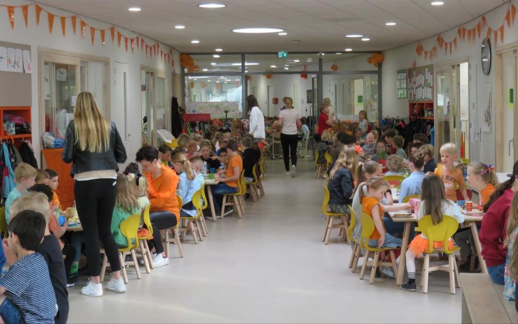 Hartelijk dank!!!! Vrijdag 26 april hebben we met 300 kinderen genoten van een heerlijk Koningsontbijt. Albert Heijn Warmond heeft alle producten voor het heerlijke Koningsontbijt gesponsord.