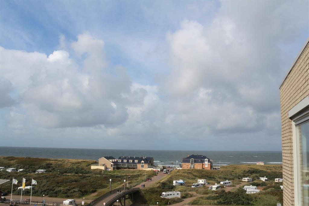 De Koog De Koog is één van de oudste dorpen op het Nederlandse Waddeneiland Texel, gelegen aan de westzijde van het eiland en trekt jaarlijks vele toeristen.