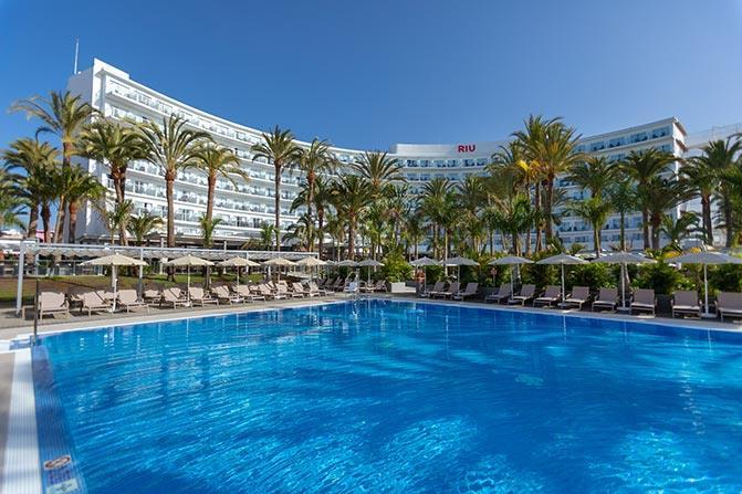 verfijnd design. Luis Riu, CEO van RIU Hotels & Resorts, legt uit dat deze opening voor hem bijzonder belangrijk is. "Dit hotel was het eerste hotel van RIU buiten Mallorca.