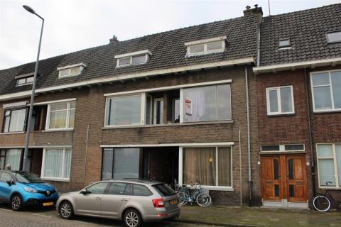 Zestienhovensekade 105, Rotterdam Soort woning: Tussengelegen woning Plaatsnaam: Rotterdam Straat: Zestienhovensekade Vraagprijs: 234500 Aantal kamers: 6 Bouwjaar: 1928 Inhoud: 380 m³