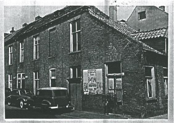 Rijtje tweelaags bebouwing met kap langs de Halvemaanstraat, op de hoek met de Melatensteeg voorzien van een wat vreemde afsluiting met lessenaarsdak.