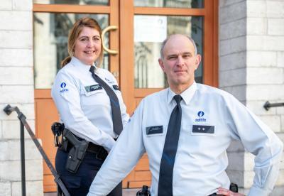 volledige benen 33,00 Spreekuur Senioreninspecteur Politie Leuven Patricia Van de Walle en Jean-Lou De Graef zijn senioreninspecteurs bij de Leuvense politie.