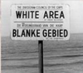 Opdracht 4 In ZuidAfrika werden blanken en zwarte mensen niet hetzelfde behandeld. Van de bevolking is 90% zwart, maar de 10% blanken had het voor het zeggen.