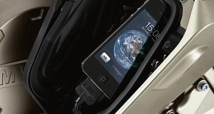 Het GPS-navigatiesysteem BMW Motorrad Navigator V heeft een 5 inch beeldscherm, 8 GB opslagcapaciteit, Bluetooth technologie en optionele Smartphone Link voor real time file-info. Alleen i.c.m. voorbereiding voor navigatieapparatuur (fabrieksoptie).