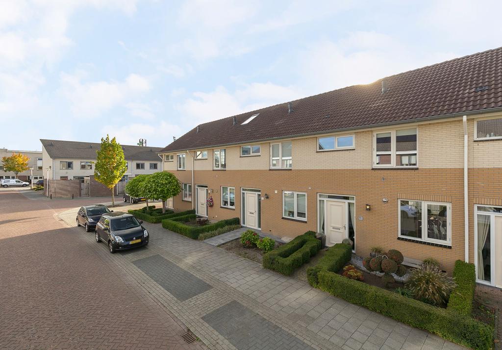 Kenmerken Inhoud woning: 343 m³ Woonoppervlakte: 103 m² Perceeloppervlakte: 135 m² Bouwjaar: 2001 Voorzien van warmte-terugwin-installatie, goede isolatie en Energielabel A; Zeer goed onderhouden