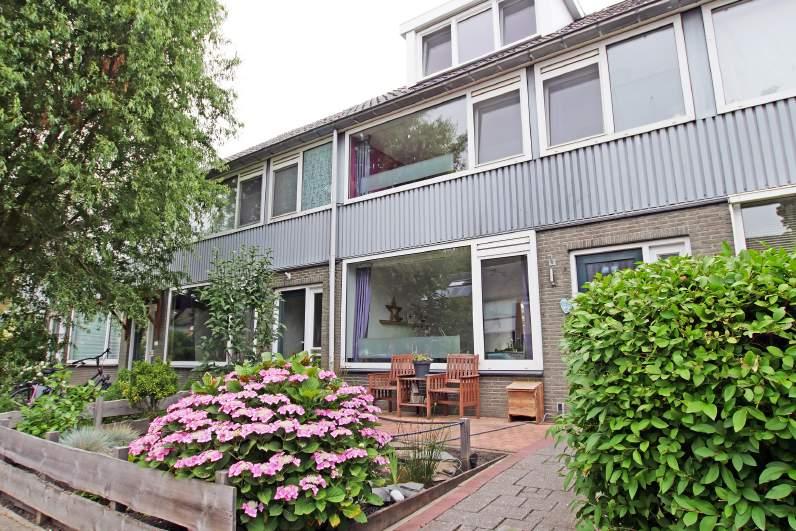 Verrassend ruime, keurig onderhouden middenwoning met 5 slaapkamers en een zonnige tuin Ridderhoflaan