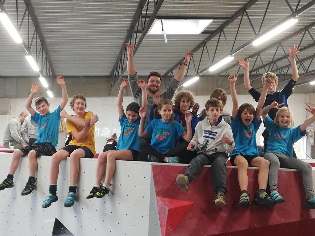 Competitie juniors + maximussen Vorig jaar konden enkele jeugdklimmers van onze juniors en maximussen al even proeven van het competitieaanbod klimmen in Vlaanderen. En dit met groot succes!