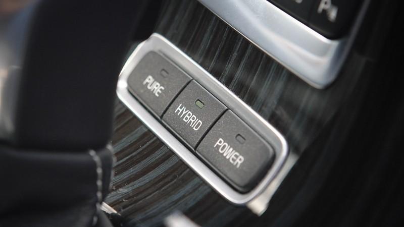 stakker. Toch ligt onder de vloer van de tot 305 liter gekrompen bagageruimte van de V60 Plug-in Hybrid (die in de Volvo-hiërarchie overigens naar de naam 'D6' luistert) ook nog een elektromotor.