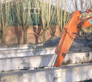 Kelder zorgvuldig hijsen, met de juiste kettingen De kelder met STERkoppeling boven de draadstangen brengen. Let De op kelder lengte met STERkoppeling van de hijskettingen!