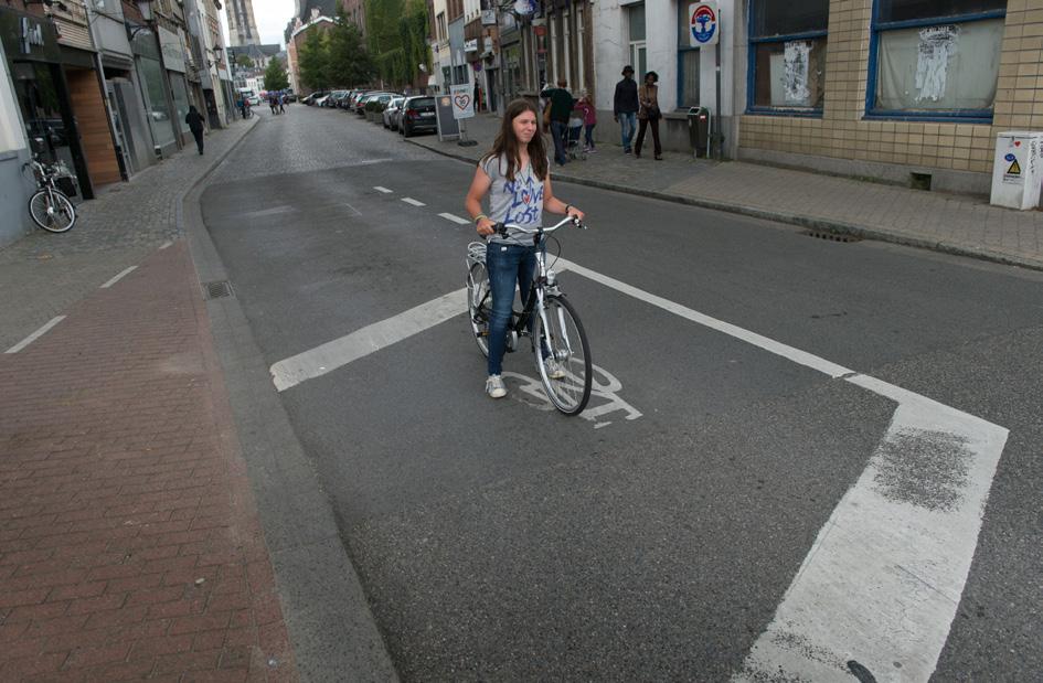 Dit is een fietsoversteekplaats, auto s moeten hier geen voorrang verlenen aan fietsers. C.