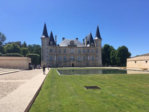 Na een lunchpakket aan het water en in de zon waren we voldoende opgeladen voor een mooie proefmiddag. Château Pichon Baron, D2, 33250 Pauillac 48 ha eigendom van verzekerings mij. AXA. Bezit ook Ch.