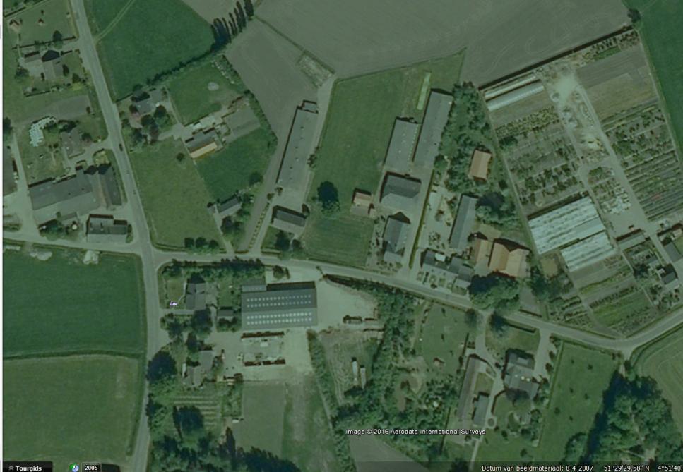 Op onderstaande luchtfoto is de onderzoekslocatie met oranje omlijnd. De onderzoekslocatie grenst aan: de noordzijde deels aan weiland en deels aan landbouwgrond.
