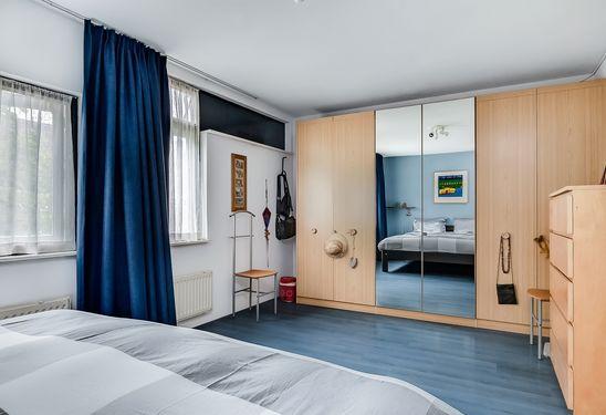 De zeer ruime masterbedroom (voorheen twee kamers) gelegen aan