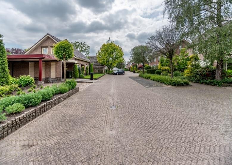 dorpscentrum en nabij supermarkten, kerken,