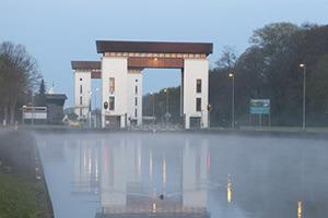 Stremming Eefde In januari werden tientallen binnenvaartbloemetjes gebracht op schepen die weken stil lagen vanwege de problemen met sluis Eefde.