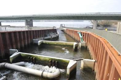 Oppervlakte (circa): 5 ha (bij een lengte van 3 km); en 2,5 ha (bij een lengte van 1 km); - Doorstroomopening koker door Afsluitdijk: 10 m² en 20 m²; - Betonnen constructie van aan elkaar geschakelde