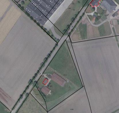 Ten noorden van de locatie bevinden zich agrarische gronden en het bebouwingslint aan de Annevillelaan. Het gebied ten oosten van het plangebied kenmerkt zich door een open agrarisch karakter.