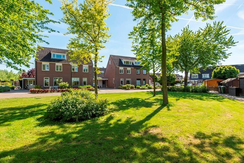 De pluspunten - Alleen bestemmingsverkeer in de straat - Ruim groen plantsoen aan de voorzijde - Maar liefst 4 slaapkamers (5 mogelijk) - Alarminstallatie aanwezig - Berging vanuit het huis