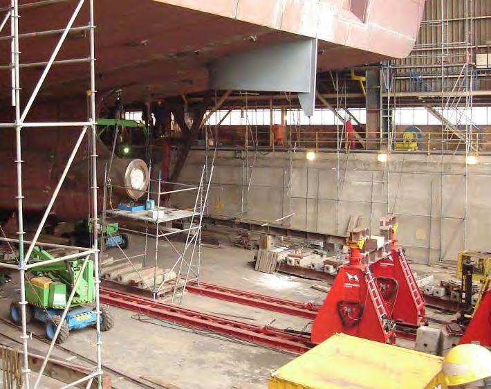 ROERINSTALLATIE Voor het installeren van roeren van binnenvaartschepen maakt Wagenborg gebruik van een hydraulisch sledesysteem.
