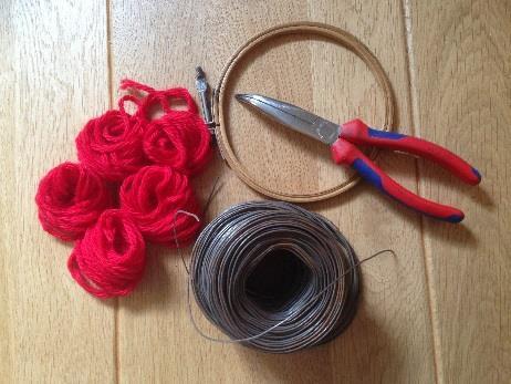 Bovenbouw Hanger in serie Verschillende soorten rode wol/touw Borduurring (10-12 cm) IJzerdraad Tang Knip eventueel alvast lange draden van de wol en rol ze op.