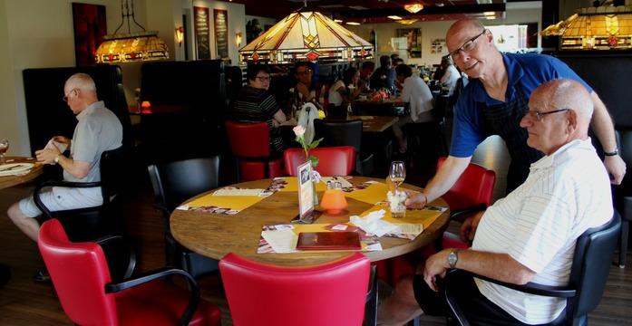 De Bonte Veer: een bijzonder wijkcentrum en eetcafé In de Bonte Veer is altijd wel wat te beleven. Van een koffie-inloop, handwerken en bridge tot knutselen en gezelschapsspellen.