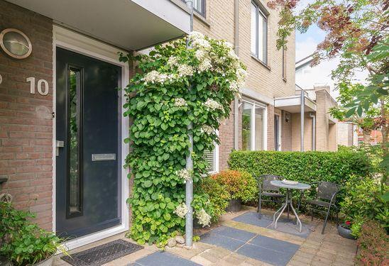 Ruime twee-onder-één kapwoning met garage! Wauw! Wat een heerlijke woning om uw thuis te noemen.