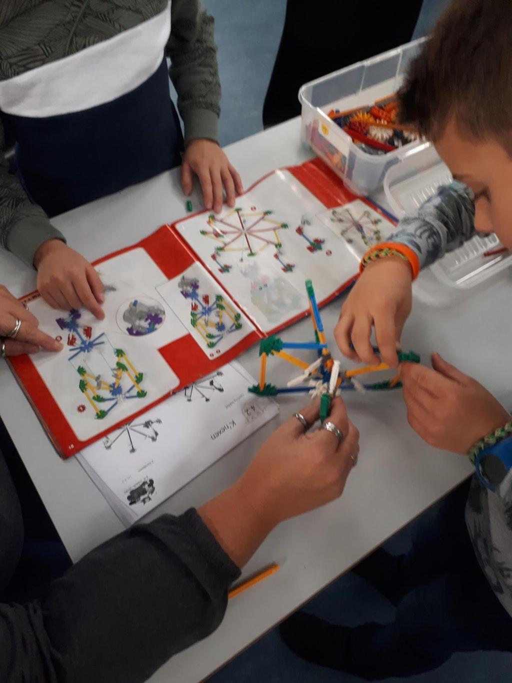 Er zijn ook weer mooie bouwwerken gemaakt met de Kapla blokjes deze week. Actie schoenmaatjes Er zijn al veel dozen ingeleverd voor de actie Schoenmaatje!