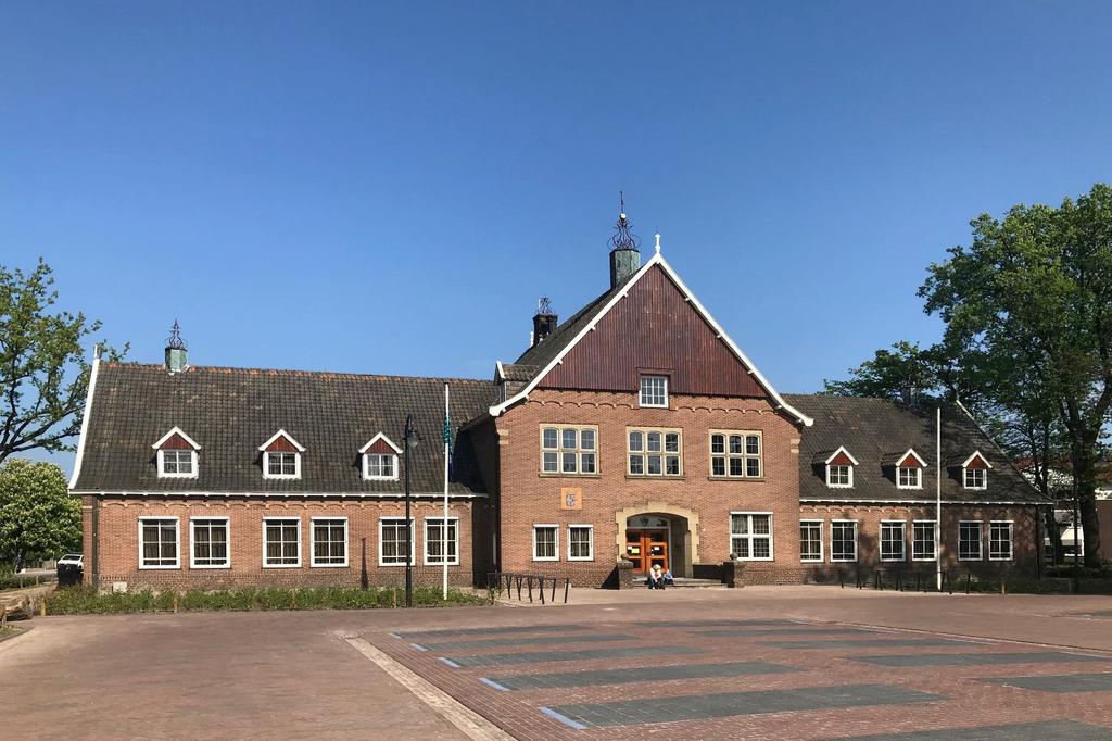 OBJECT Algemeen Te koop een bijzonder fraai voormalig gemeentehuis aan een recent heringericht centrumgebied op zeer herkenbare plek in het dorpscentrum van Weerselo.
