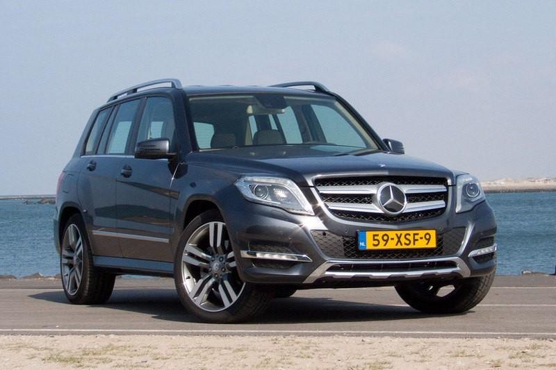 Pawel Piotrowski 4 oktober 2012 Buitenbeentje In de verkoopstatistieken van middelgrote SUV's bungelt de Mercedes-Benz GLK in ons land steevast onderaan.