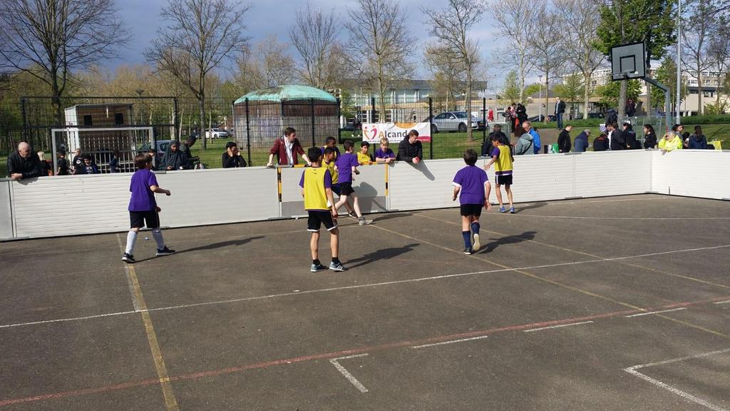 Straatvoetbaltoernooi: Op woensdag 17 april hebben veel leerlingen van de groepen 6-7 en 8 deelgenomen aan het straatvoetbaltoernooi.