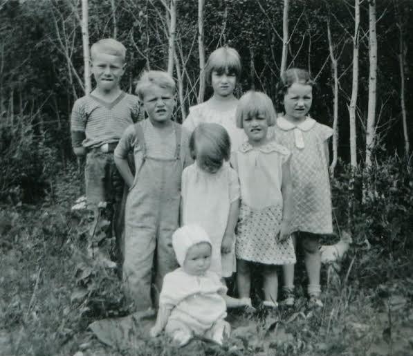 Zijn broers en zussen zijn Viola, Leslie, Dorothy, Lorraine, Harvey, Lawrence, Edward en Margaret. v.l.n.r. boven Delmar en Viola, Dorothy Brown, vooraan Les, Lorraine and Dorothy en baby Harvey.