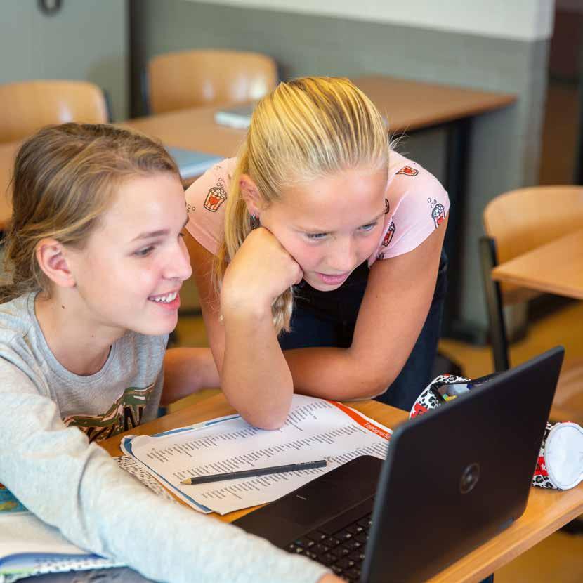 Er zijn leerlingen getraind als e-coach voor als je laptop even vastloopt. Calvijn: een laptop per leerling! Je gaat bij ons werken met je eigen laptop.