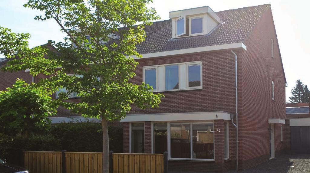 INTRO In de gezellige en kindvriendelijke wijk Franse Gat, op korte afstand van alle voorzieningen, vindt u deze ruimtelijke tweeonder-een-kapwoning met maar liefst vijf slaapkamers, twee badkamers