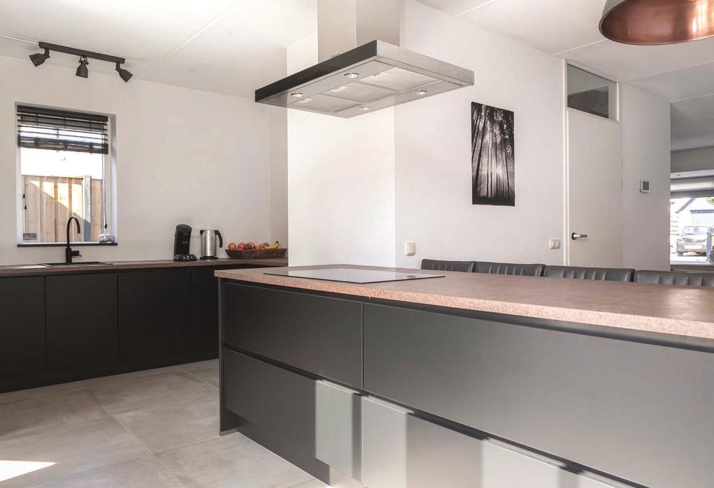 KEUKEN De luxe keuken is recent vernieuwd en afgewerkt in stijlvol zwart, voorzien van een lichte tegelvloer uit 2019 en uitgerust met Bauknecht inbouwapparatuur zoals een inductiekookplaat,