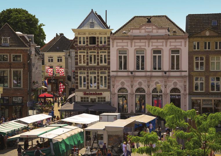 trappen in de metersdikke muren. Rond 12.00 uur wordt u verwelkomt in het Koetshuis waar u een heerlijke lunch geserveerd krijgt.