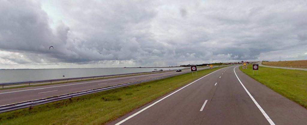 de Middelgronden. Het leek het beste om het sluizencomplex recht op de geul te plaatsen. Hierdoor kon de uitstoom van het IJsselmeer naar de Waddenzee worden vergemakkelijkt.