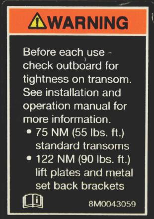 BUITENBOORDMOTORINSTALLATIE Een sticker op de spiegelsteun herinnert de eigenr ern dt het bevestigingsmteril vn de