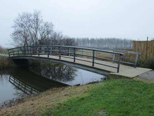 3.2.4 Stalen brug met houten dek (Br06) Binnen het areaal van de gemeente Castricum bevinden zich 10 objecten die onder dit type kunnen worden ingedeeld.