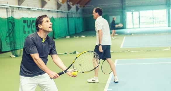 7 TENNIS INITIATIE 18+ Zin om tijdens de zomervakantie te leren tennissen? Of is het al jaren geleden dat je nog eens een balletje sloeg en wil je je techniek opfrissen?