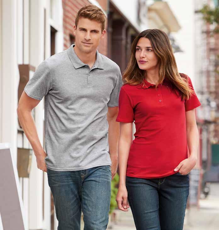 SOFTSTYLE DOUBLE PIQUÉ POLO SHIRTS 170-180 g/m² 100% ringgesponnen katoen «Softstyle» (behalve RS Sport Grey: 90% katoen / 10% polyester). Piquétricot. Kraag in ribboord.